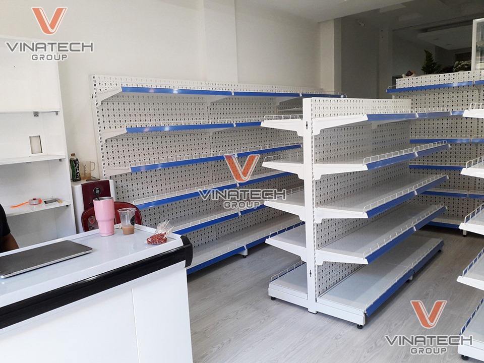 Kệ bán hàng tạp hóa tôn lưới do Vinatech sản xuất.